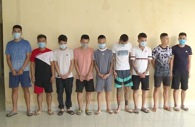 Hơn 20 người cầm súng, tuýp sắt hỗn chiến