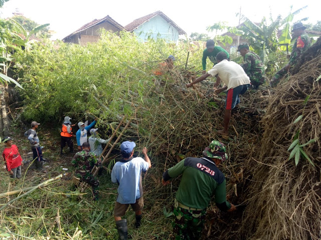 Kebersamaan Koramil, Warga Dan Relawan Dalam Evakuasi Pohon Bambu Roboh