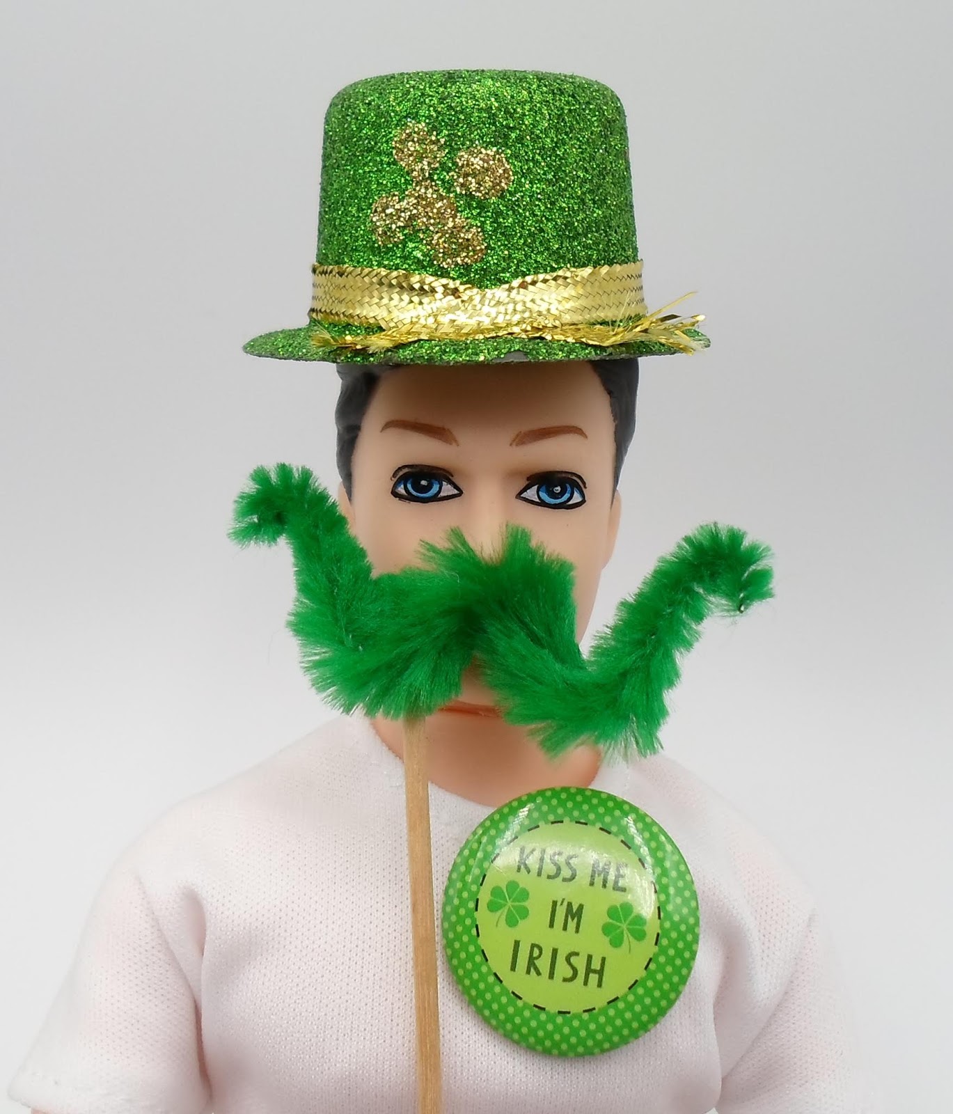 DIY Barbie Blog OverSized Pipe Cleaner Mustache Photo Props for St