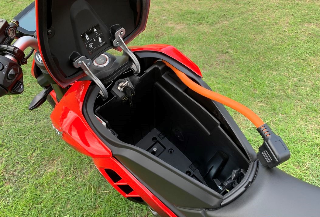 revolt rv400 battery