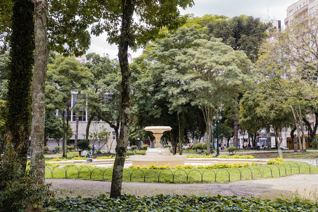 Praça Santos Andrade em Curitiba