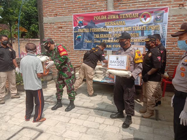 Pembagian Sembako Gratis Wujud Kepedulian Kepada Warga Terdampak Covid-19 Kelurahan Karangtengah Pembagian Sembako Gratis Wujud Kepedulian Kepada Warga Terdampak Covid-19 Kelurahan Karangtengah