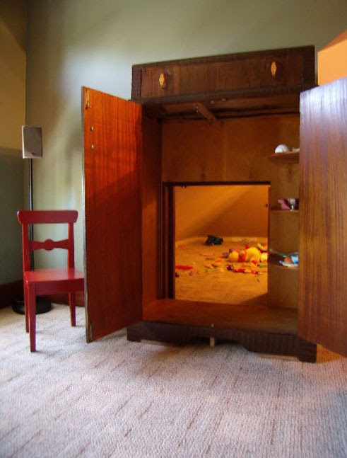 Photo : 子ども部屋に通じるナルニア国への入り口の箪笥