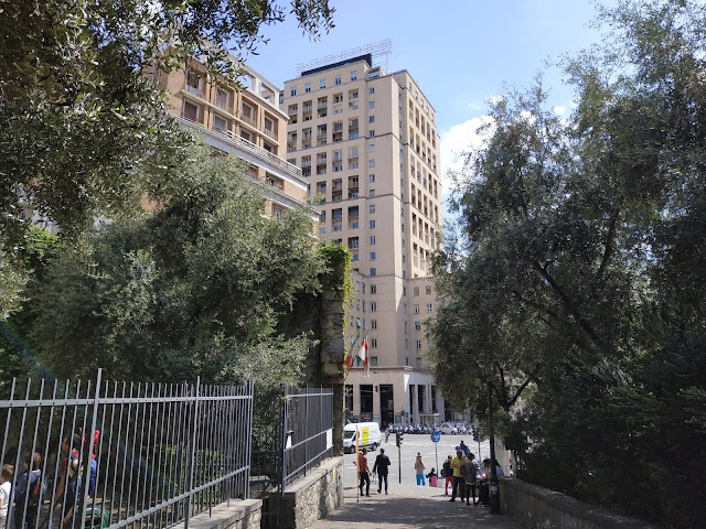 A gauche : l'entrée du jardin del Chiostro di Sant'Andrea
