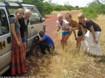 lustige weiße blonde Frauen und schwarzer Mann - Reifen wechseln lustige weiße blonde Frauen und schwarzer Mann - Reifen wechseln