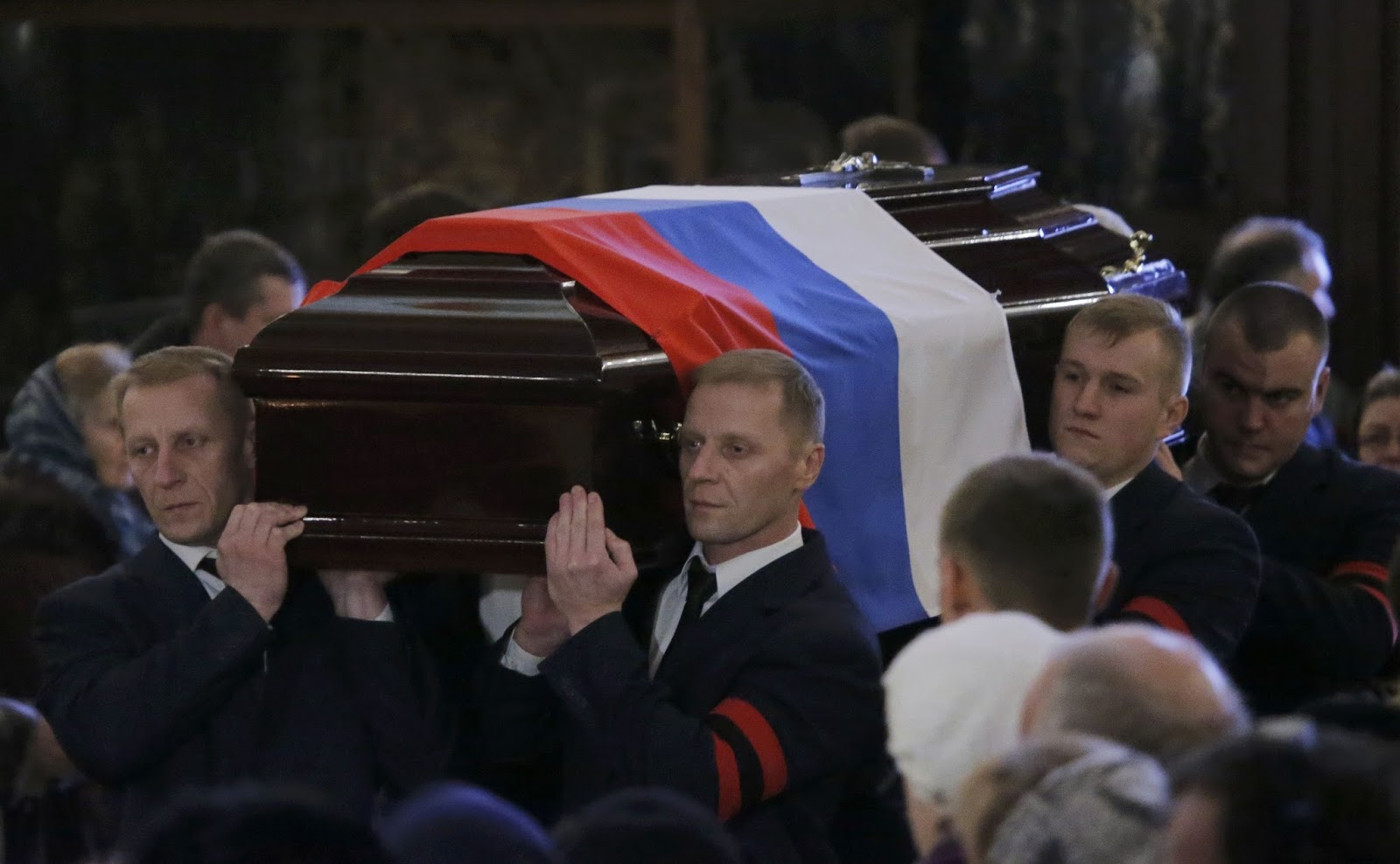 Карлов похоронен. Гроб с российским флагом.