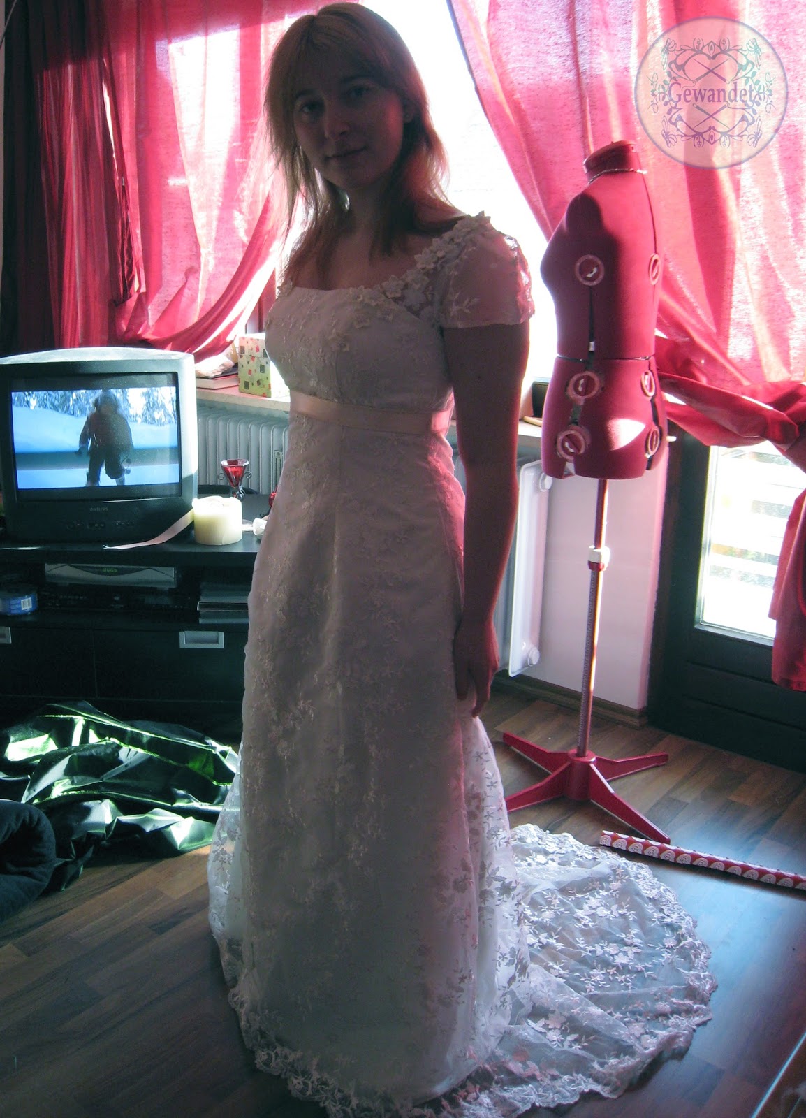 Mann in kleider gezwungen