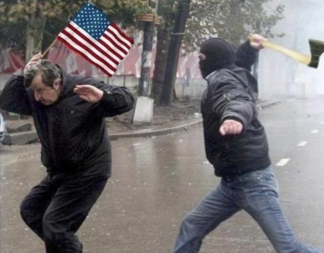 мужика бьют палками