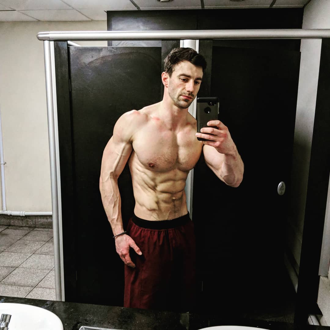 strong-shirtless-man-veiny-biceps-bathroom-selfie