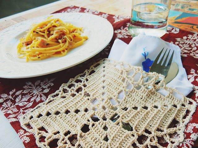 Pöytätabletit pöydälle, lounas kahdelle