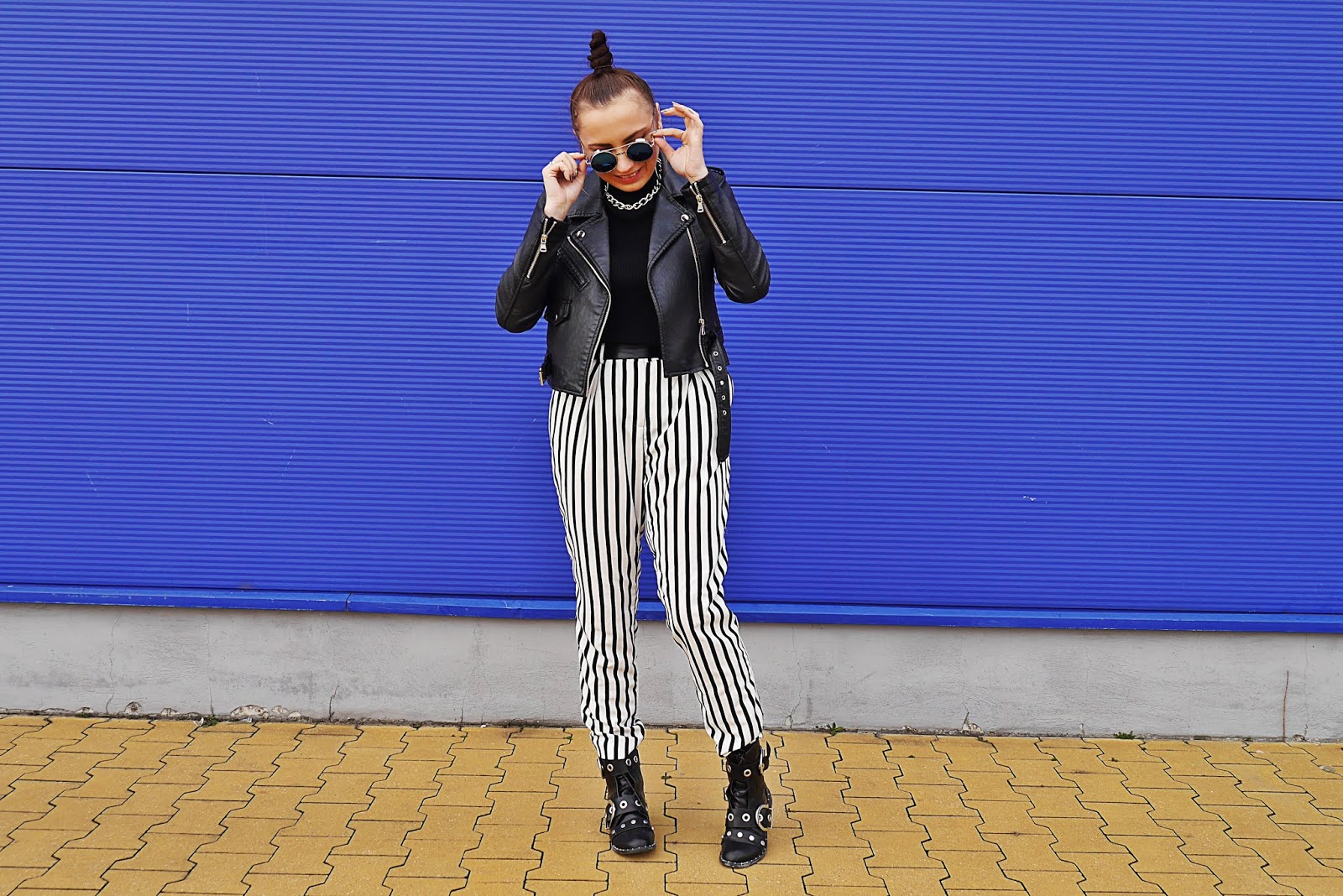 blog modowy blogerka modowa spodnie w paski czarna ramoneska srebrny łańcuch golf okulary karyn puławy