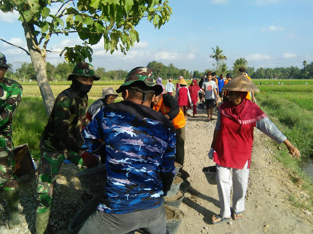 PKK RW Pun Ikut Kerja Bhakti Bersama TNI Bangun Jalan Beton Jimbung