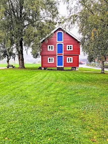 Norway Road Trip Itinerary: Red house with triple-decker doors