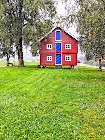 Norway Road Trip Itinerary: Red house with triple-decker doors