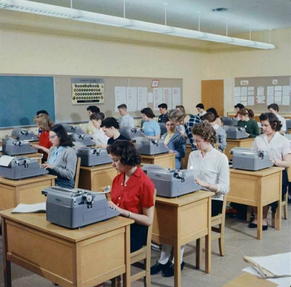 30 Vintage Photographs Capture Scenes Of High School Typing Classes From Between The 1950s And