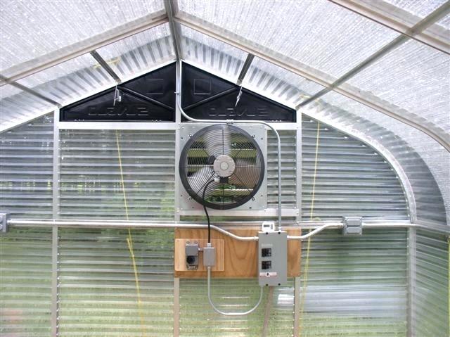 Парник из монолитного поликарбоната. Как охладить теплицу из поликарбоната в жаркую. Что делать если в теплице очень жарко. Охлаждение теплицы. Теплица из пленки.