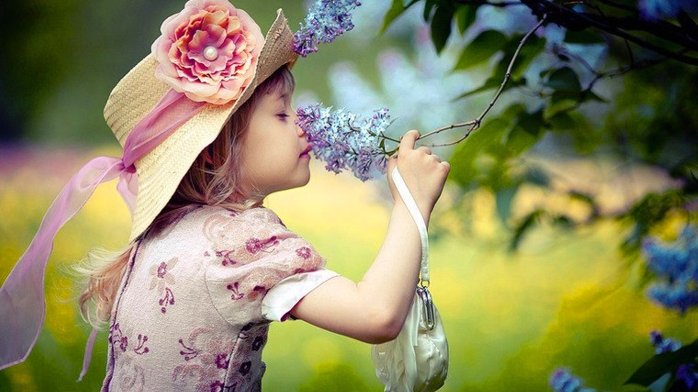 Краткий миг счастья. Дети с цветами. Ребенок с цветами в руках. Чудеса с цветами. Дети розы.