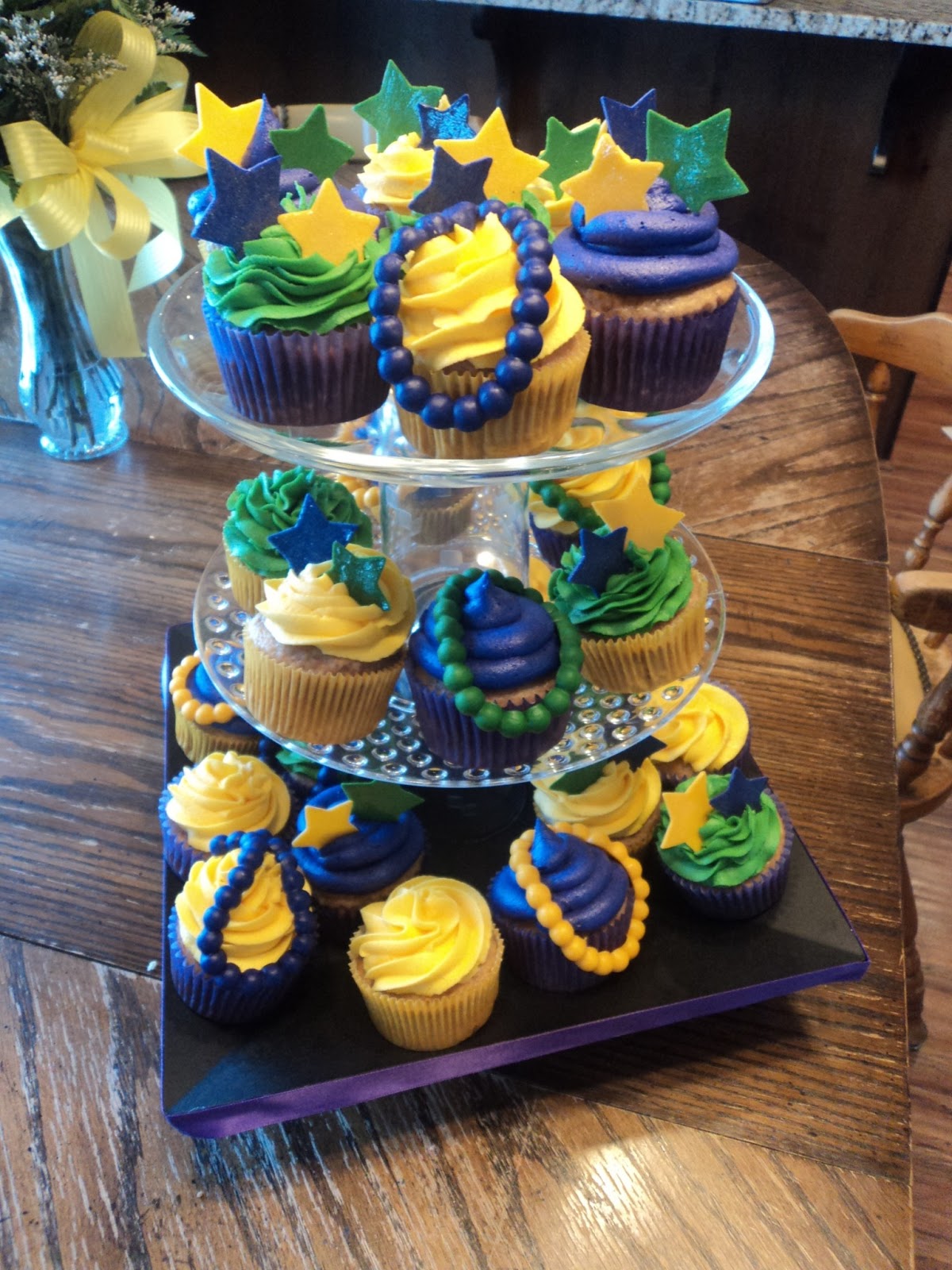 Delectable Cakes: Mardi Gras Birthday Cupcakes