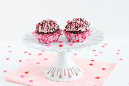 CHOCOLATE YOGURT CUPCAKES WITH STRAWBERRY FROSTING FOR TWO #Valentines #Cake