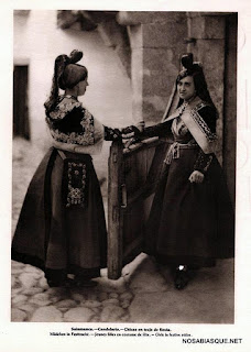 Candelarias con el traje de Fiesta en la casa del Canton de Candelario Salamanca