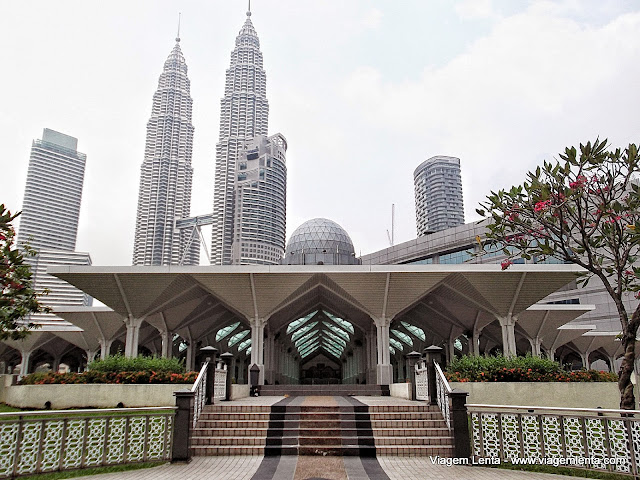 Mesquita e as torres gêmeas em Kuala Lumpur