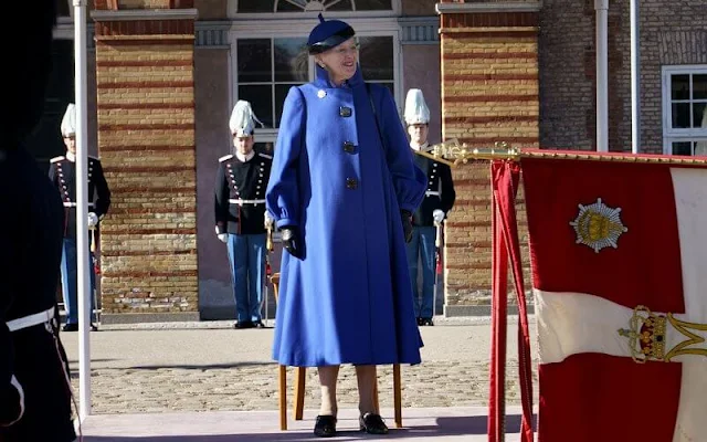 This year, the selected guard became Jeppe Nørhave Illum and he received the clock from the Queen