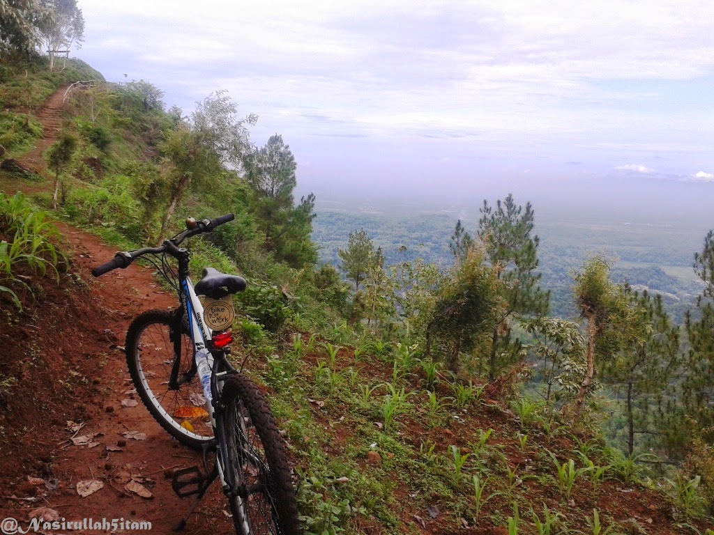 Menyandarkan sepeda di dekat Puncak Becici, Dlingo Menyandarkan sepeda di dekat Puncak Becici, Dlingo
