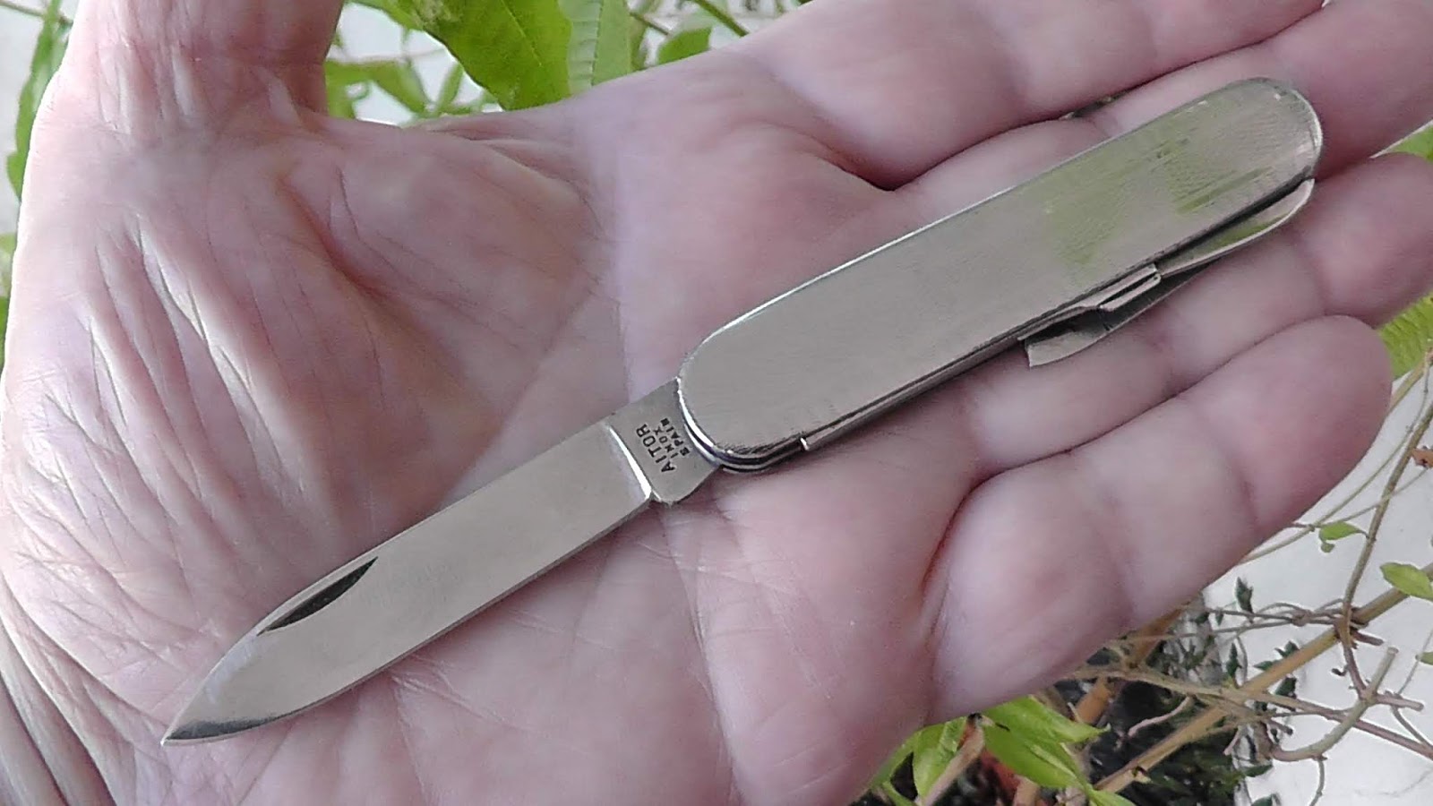 NAVAJAS DE MI COLECCIÓN Navaja Aitor años 60 con acabado “Guilloché“.