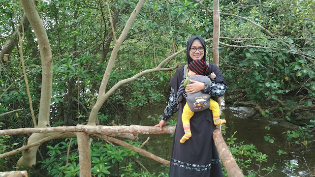 berfoto di depan taman wisata mangrove bhadrika
