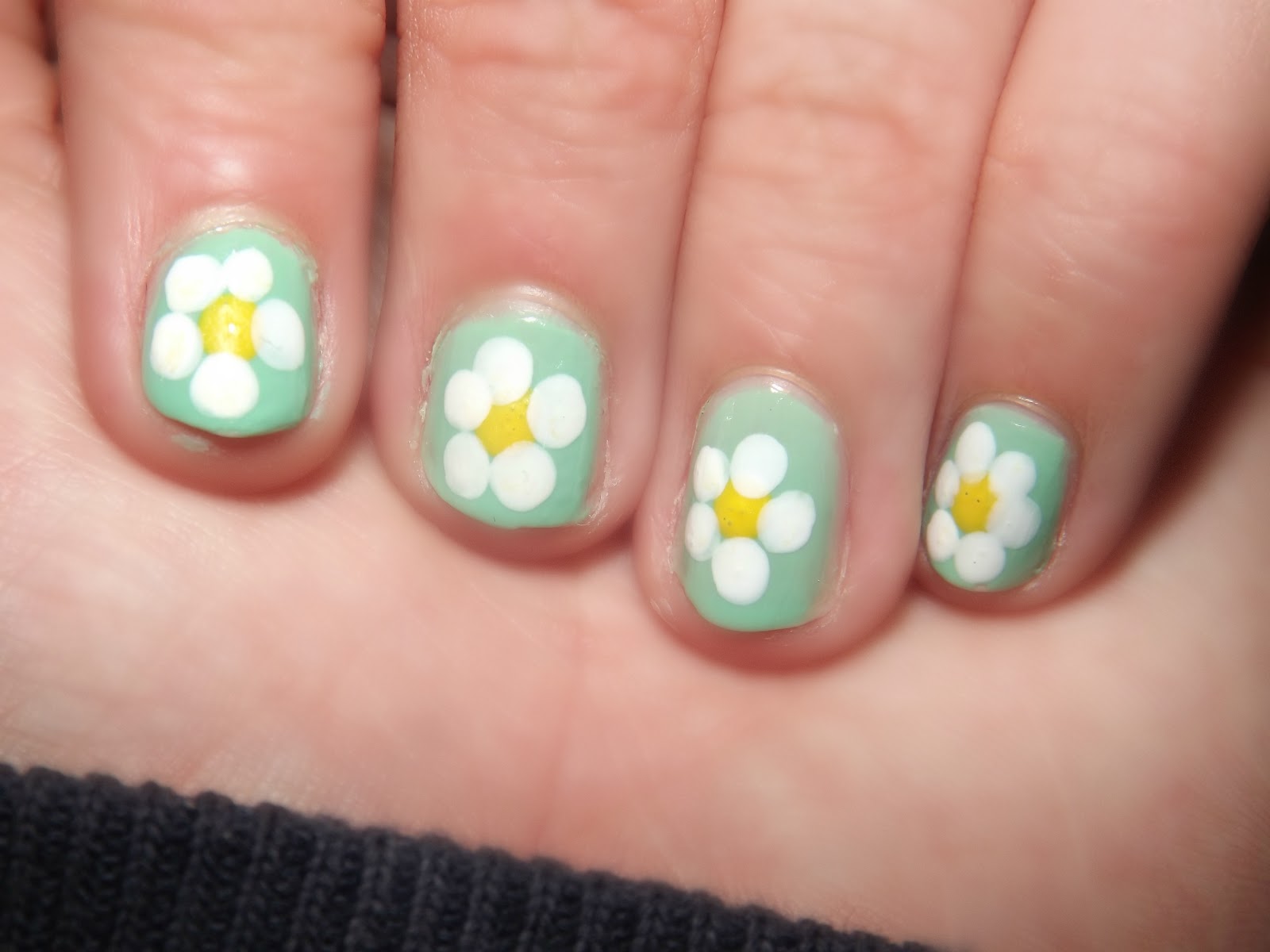 8. Cute Blue and Yellow Daisy Nails - wide 8