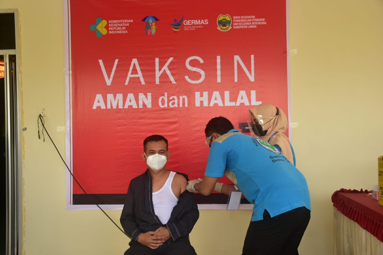Ketua DPRD Kabupaten Lingga Menerima Vaksin Covid-19 Sinovac Ketua DPRD Kabupaten Lingga Menerima Vaksin Covid-19 Sinovac
