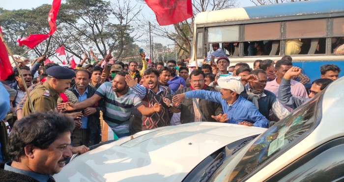 বর্ধমানে বাম-কংগ্রেসের চাক্কা জ্যামে আটকে গেল দুই মন্ত্রীর কনভয়, মন্ত্রীর গাড়িতে বামেদের হামলার অভিযোগ