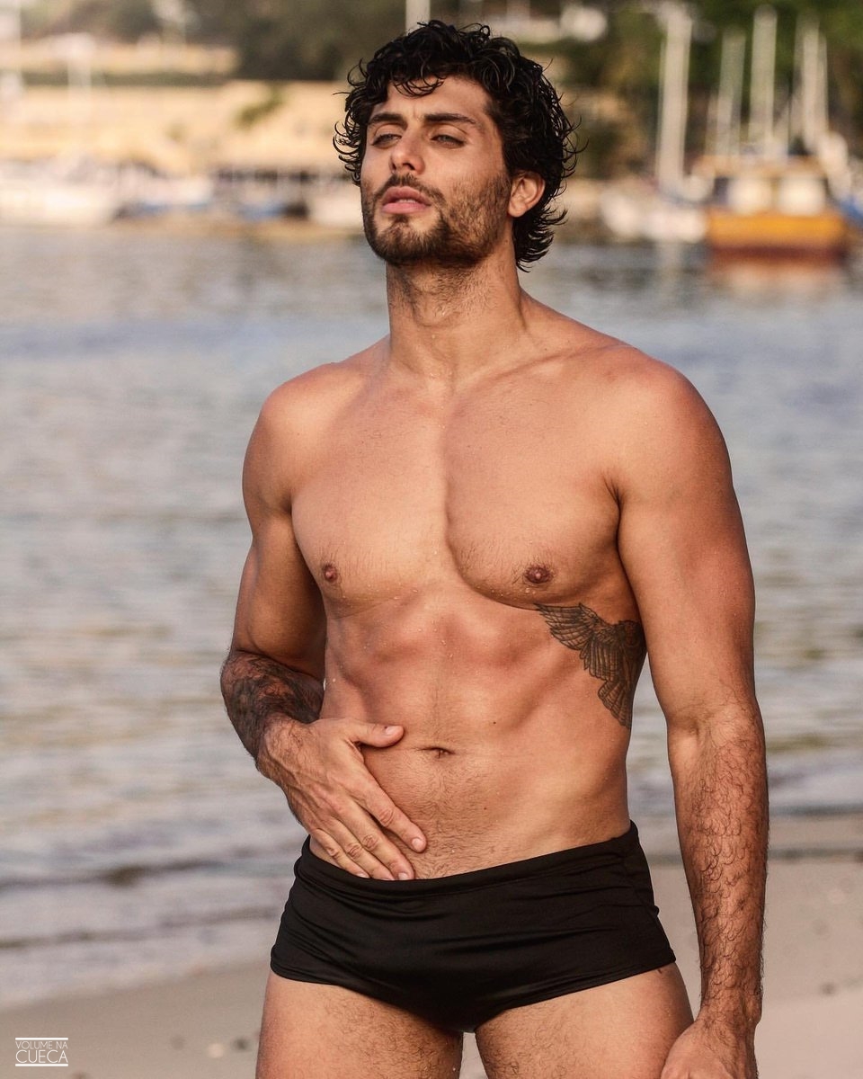 Jesus Luz faz ensaio somente de sunga na praia - Volume na Cueca