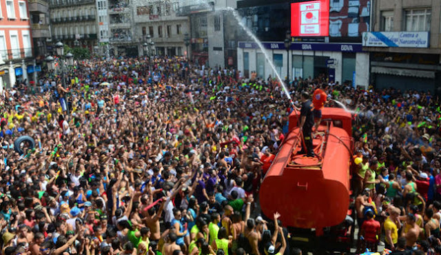 LA FIESTA EN GALICIA ¡LA FIESTA DEL AGUA EN VILARGARCÍA DE AROUSA!