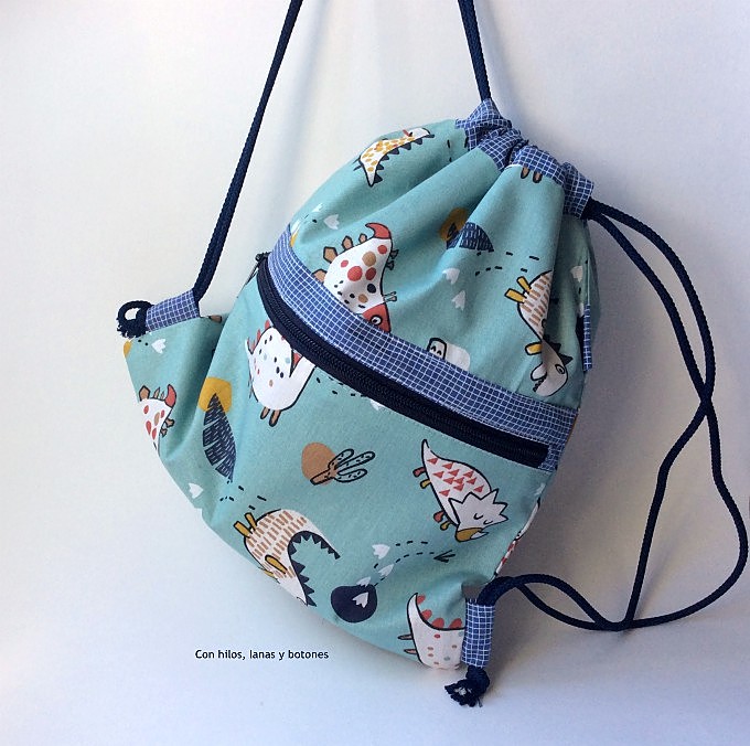 Con hilos, lanas y botones: Mochila de tela con bolsillo prehistórica