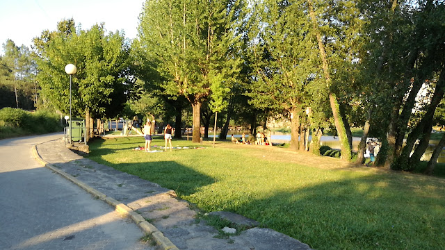 Zona de relvado e sombra na Praia Fluvial da Malheira