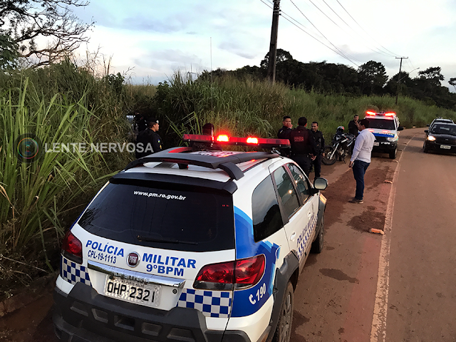 Criminosos trocam tiros com policial e fogem após invadir matagal com carro roubado - VÍDEO