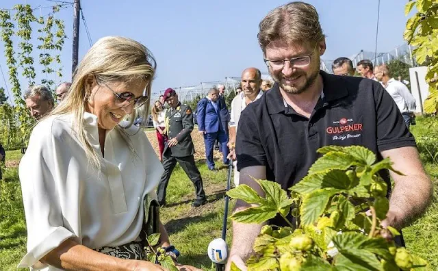 Queen Maxima wore patternet print trousers from Natan, and white silk shirt blouse from Natan. Cult Gaia gold earrings