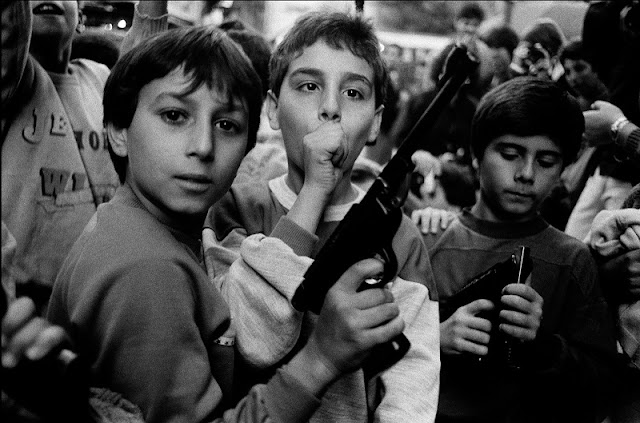 Letizia Battaglia - Festa del giorno dei morti. I bambini giocano con le armi - Palermo – 1986 Courtesy l'artista