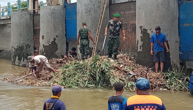 Aksi Koramil Cawas Bersama Team BBWS Bersihkan Dam Tukuman