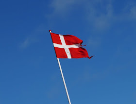 #Familienmoment Nr. 49: Was Dänemark mit einem macht. Ich bin zutiefst begeistert von Dänemark, und im Urlaub fahren wir ständig dorthin. Doch darf ich meine Begeisterung für mein Herzensland und alle dänischen Dinge auch meiner Familie, besonders meinen Kindern überstülpen? Lest meinen Familienmoment auf Küstenkidsunterwegs!