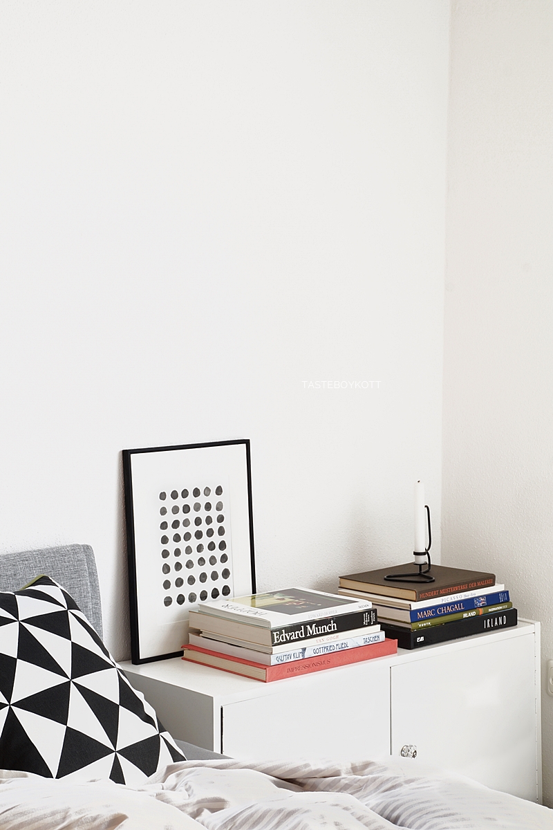 Tasteboykott: Schneller Dekotipp: Gestapelte Bildbände im schlichten