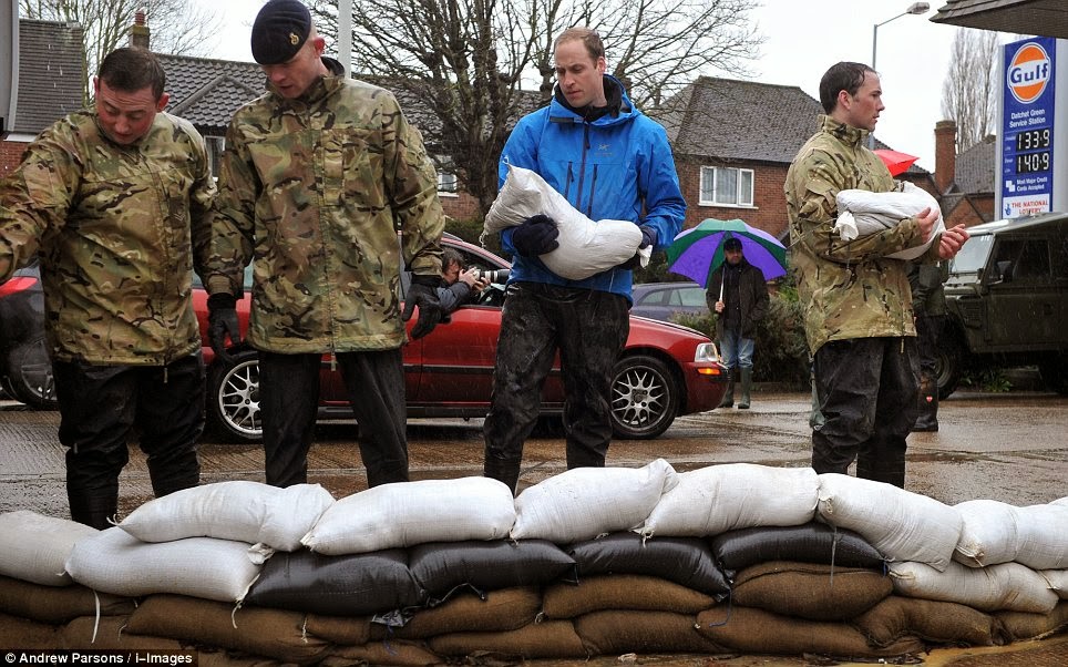 Príncipes Guillermo y Harry ayudan a víctimas inundaciones R.Unido