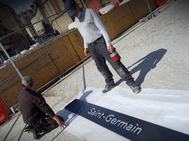 Grand jour sur la Place Saint-Germain ! Les ouvriers viennent installer l'enseigne de la nouvelle station de métro ! (25 Mars 2021)