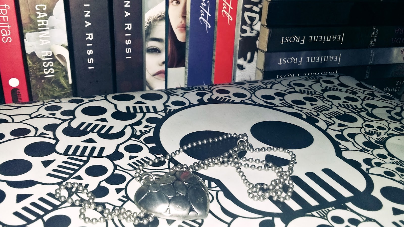 Tour pela minha home office e bookshelf tour Tour pela minha home office e bookshelf tour