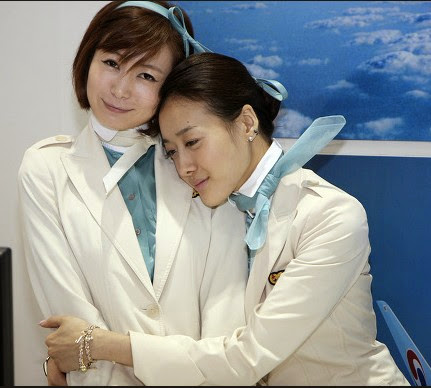http://1.bp.blogspot.com/-ObaREXBY4Lo/UBYDe_i8GhI/AAAAAAAAOkg/67xWVsjxaEc/s1600/Korean+Air+Stewardess+smile_1.jpg