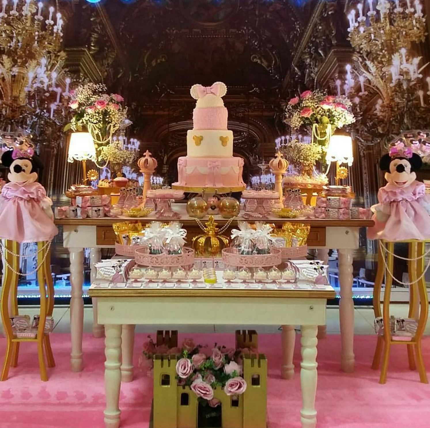 En el jardín del palacio sale la princesa Minnie con un vestido largo y