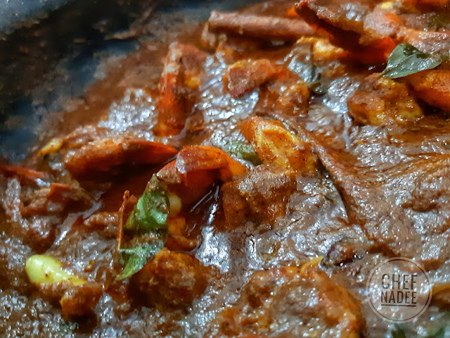 සැරට කලුවට පිසූ ඉස්සන් කරි හදමු (Spicy Black Prawn Curry) - Your Choice Way