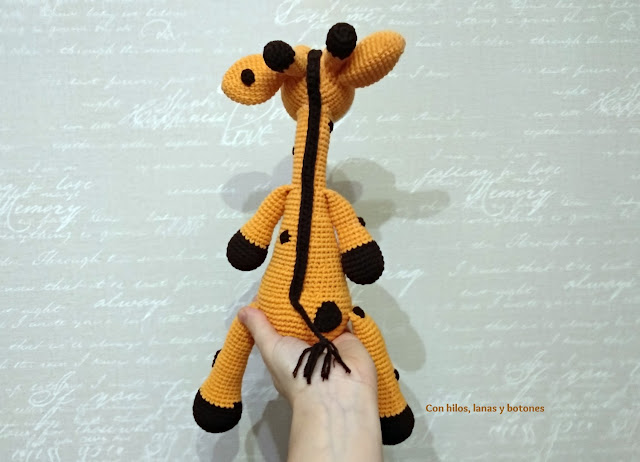 Con hilos, lanas y botones: Greta jirafa amigurumi (patrón Cucapuntoes)