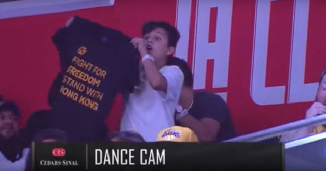 Seorang Anak Kecil Mengungkapkan Pesan Pro-Hong Kong-nya Saat Pertandingan NBA, Namun Camera Man Segera Mematikan Kameranya